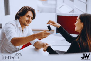 Veel verzekeringsnemers klagen over trage schadeafwikkeling door de tegenpartij, wat soms maanden kan duren. In afwachting van aansprakelijkheid blijft de betaling uit. Om deze vertraging te verhelpen, heeft onze samenwerkingspartner Justise B.V. het vooruitbetalingsbudget verlengd met €1.000.000,- voor snellere schadevergoeding.