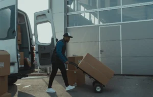 Veel pakketbezorgers rijden onverzekerd rond zonder koeriersverzekering. Een gewone autoverzekering je niet beschermt bij schade.