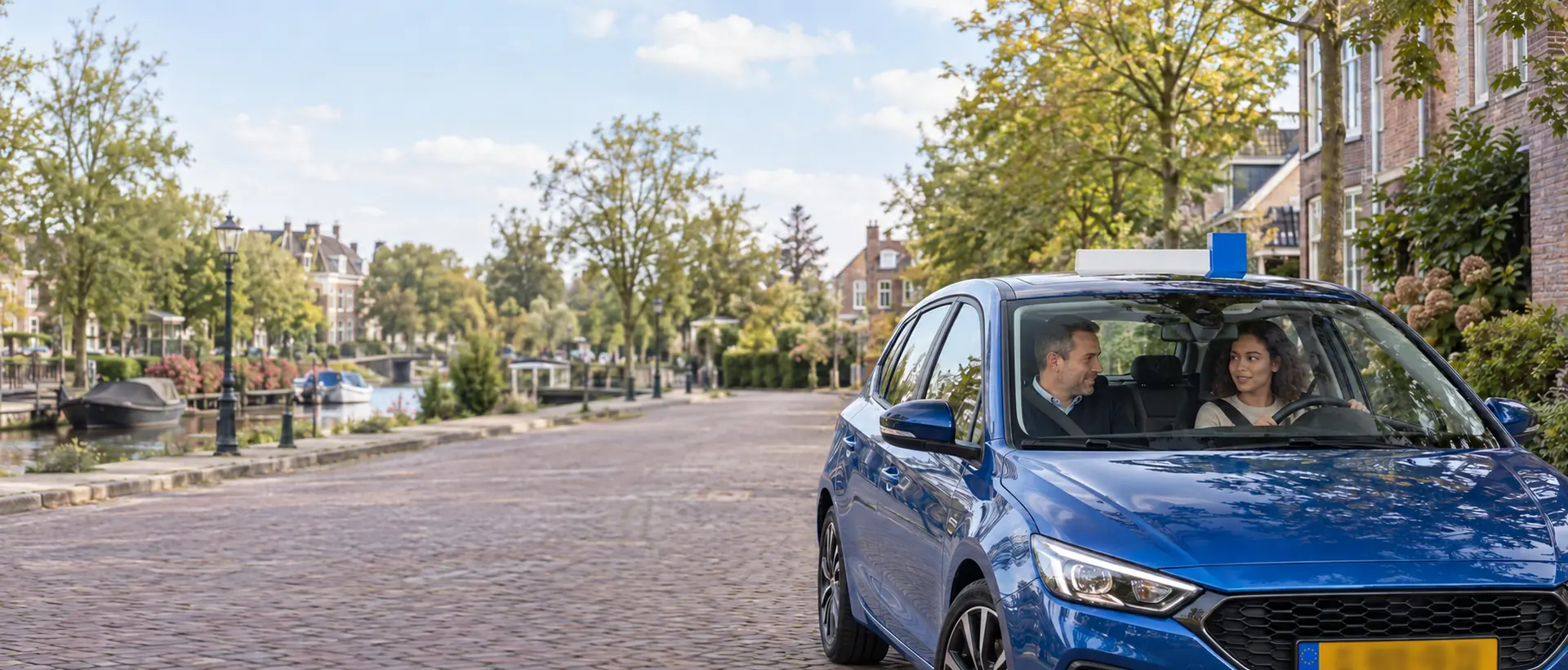 Rijinstructeur bij een lesauto met Allriskdekking