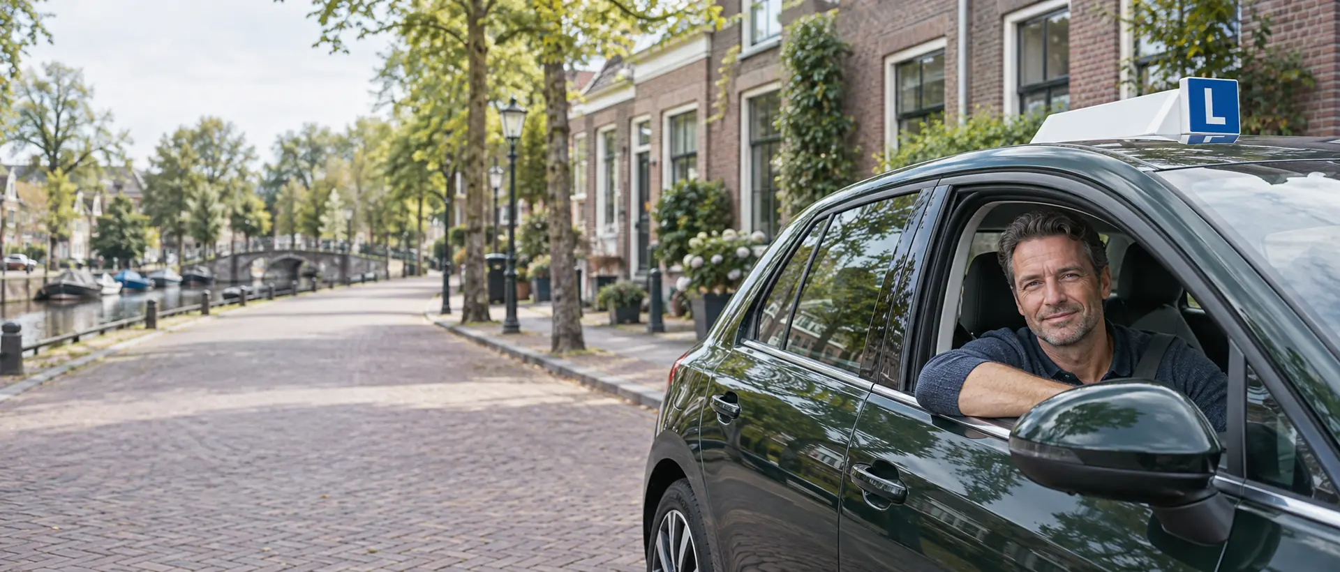 Rijschoolhouder bij een lesauto over schadevrije jaren